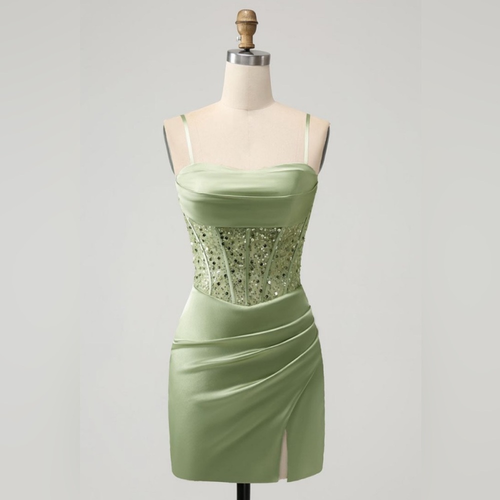 Pretty mini dress with sequined waist.